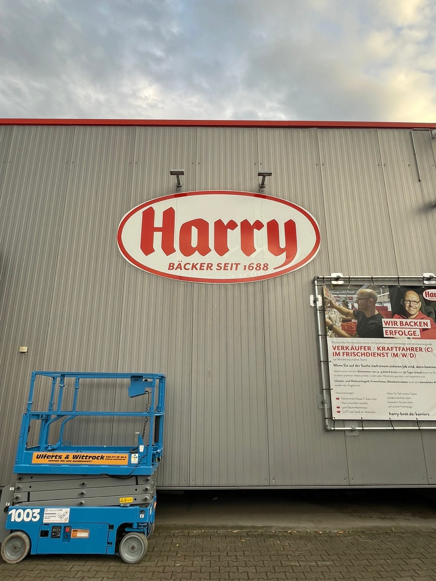 Foliencrew – Harry Brot: Neue Beschilderung & Fassadenwerbung