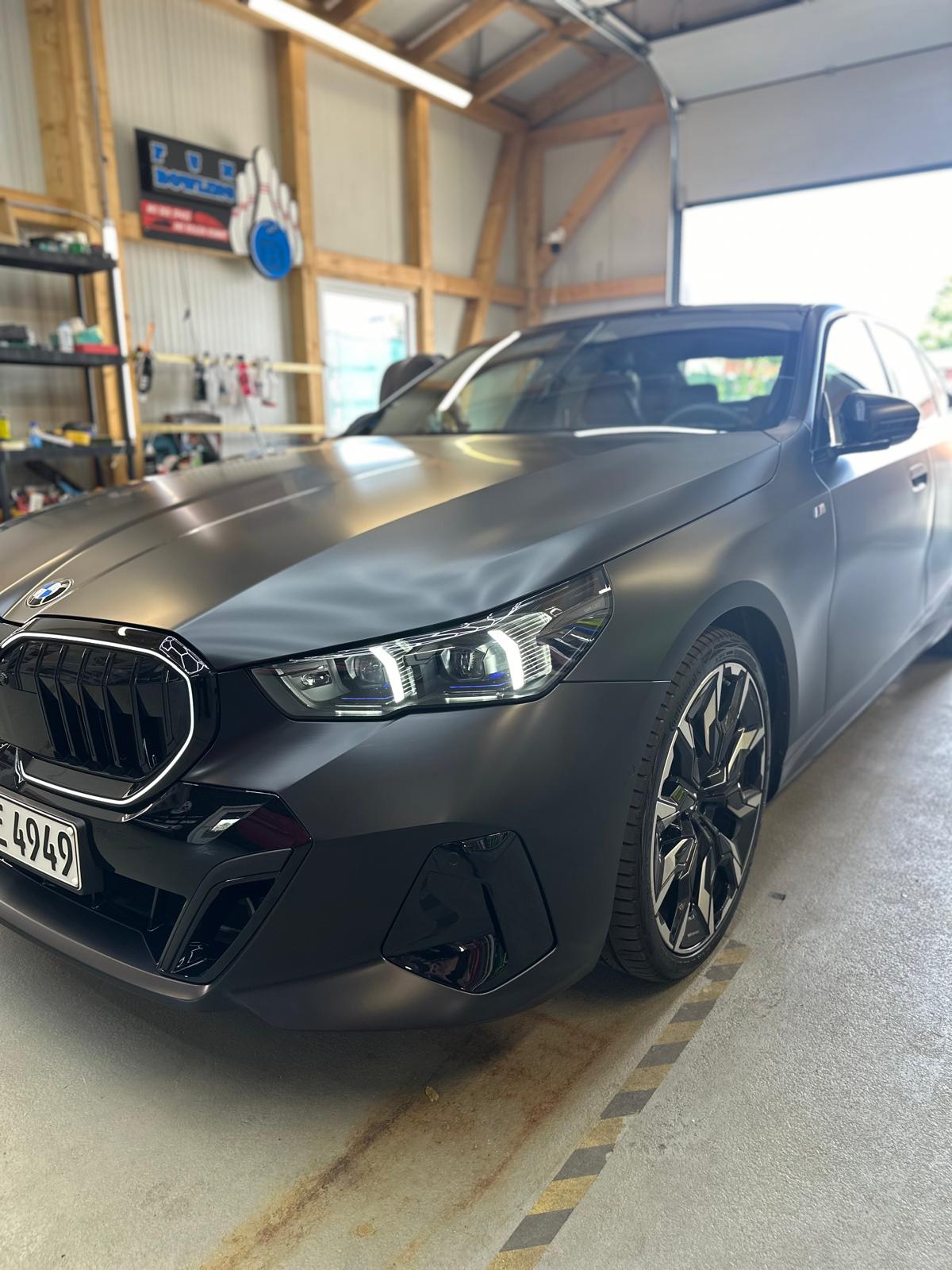 Foliencrew – BMW 5er: Vollfolierung Schwarz Matt