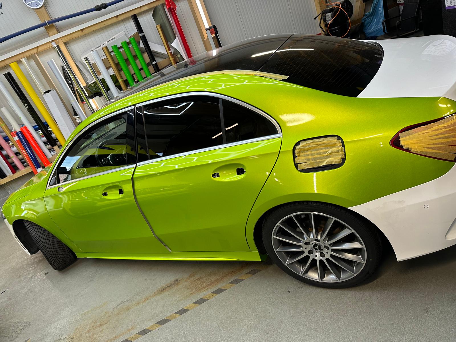 Foliencrew – Mercedes A-Klasse: Vollfolierung Lime Green Metallic + Scheibentönung